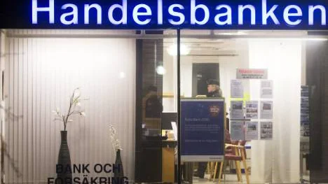 Två män beväpnade med hagelgevär rånade Handelsbanken i Råneå.
