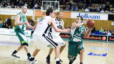 Håkan Larsson och hans Plannja körde långa stunder fast mot bottenlaget 08 Stockholm. Till slut lyckades Plannja vinna med 59-55, men först efter att ha avgjort matchen i slutsekunderna.