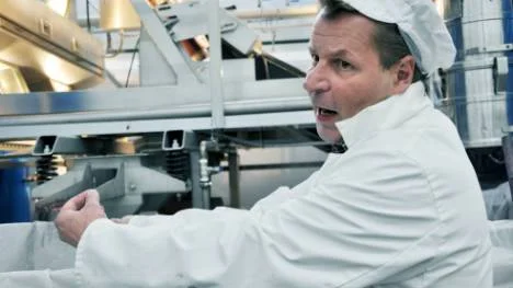 Bären hanteras frysta. Då och då kan också bolagets vd Tommy Innala synas i produktionen.