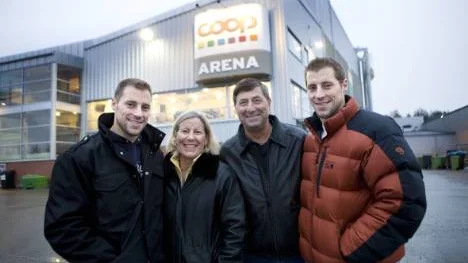 Familjen Abbot utanför Coop arena.