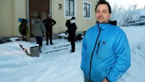 Sten Nyhlén (Kip), ordförande i Kirunabostäder, framför studentboendet för högskolestudenter på Skyttegatan i Kiruna.