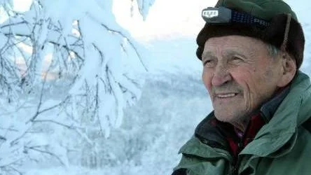Först snö, sen kyla. Det biter i skinnet för Henrik Sarri i Nikkaluokta.