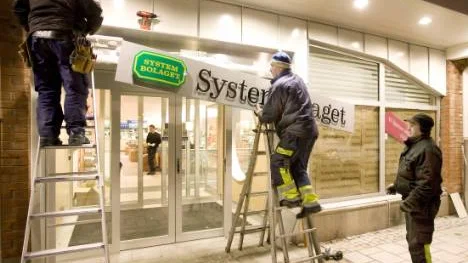 De sista förberedelserna inför tisdagens öppning av Systembolagets nya butik i Fyrenhuset. Det finns en oro för att kundtillströmningen ska leda till trafikkaos vid busstationen Loet och brist på p-platser.FOTO: Göran Ström