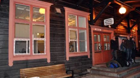 Järnvägsstationen utsattes för vandaliserades på lördagsnatten. Tågresenärerna besvärades av glaskross i vänthallen på söndagen. FOTO: Marie Ridderström