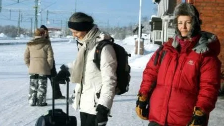 Inga ersättningsbussar sattes in när tågavgångar ställdes in i Kiruna i går. Isabelle Bonhomme och Sophie Cordon från Frankrike fick vänta på nästa tåg som gick några timmar senare.FOTO: Alexander Linder