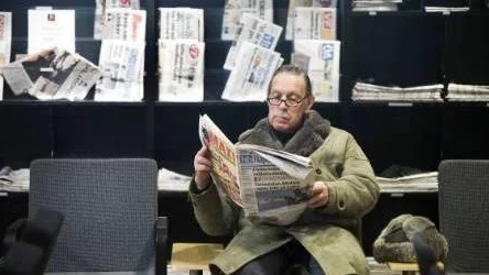 Dagstidningarnas upplagor sjunker stadigt och NSD är inget undantag. Prenumeranterna tycker att det är för dyrt och hittar nyheterna på annat håll. Luleåbon Gustav Melkersson vill ha mer krut i tidningen.FOTO: Pär Bäckström