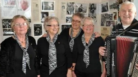 Maj-Britt Stoltz, Barbro Sandin, Anita Öhman, Inger Hennerström och Börje Eriksson tar ton i Thores Trios anda. FOTO: K-L Sundqvist