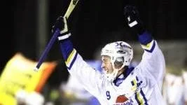 Antti Ekman hade all rätt att jubla igår. Ekman satte sju (!) mål när HT Bandy mirakelvände borta mot Vetlanda. "Det hade jag inte ens kunnat drömma om,                                  sa matchjälten efter succén.foto: pär bäckström