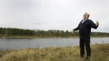 För två år sedan stod kommunalrådet Bengt Niska vid Muonio älv och nästan bad till högre makter om en järnväg över till finska sidan. Nu verkar det som att hans önskan är på väg att infrias.  FOTO: Göran Ström