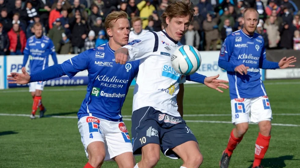 GÄVLE 2013-04-01 
ÅFF:s George Tanzi och Tobias Nilsson försöker stoppa Gefles Jakob Orlov under måndagens allsvenska fotbollsmatch mellan Gefle IF FF och Åtvidabergs FF på Strömvallen i Gävle.
Foto: Bertil Enevåg Ericson / SCANPIX / Kod 10000