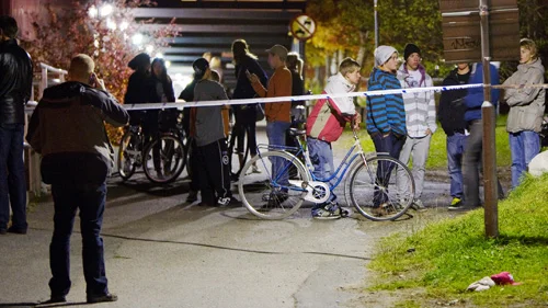 Ett 20-tal ungdomar fanns på plats. Många könde både offret och de misstänkta gärningsmännen.
Foto: BENGT-ÅKE PERSSON