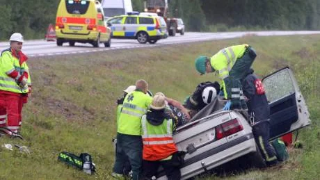 Den 67-åriga kvinnan fördes till Sunderby sjukhus med lindriga skador.