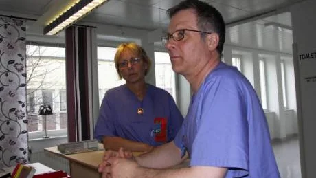 "Vi kämpar och håller ut så länge vi kan. Det handlar också om att få yrket uppvärderat". Röntgensköterskorna Birgit Nordvall och Tony Eriksson har precis gått på sitt femtimmarspass, då de finns på plats för att ta hand om akuta undersökningar. FOTO: Maria ödalen