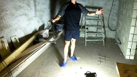 Det har gått troll i badhusrenoveringen. "Färdigdatum" flyttas fram hela tiden. Än så länge kallas damavdelningen för Beirut. Här visar Rickard Nilsson en av två bastur.              FOTO: Kurt Engström
