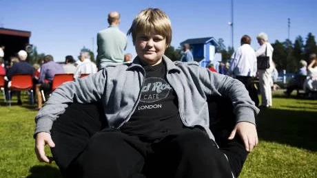 Ett skönt fynd, tycker Joel Holmström om sin svarta fåtölj som han prutade till sig på loppmarknaden.