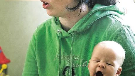 Camilla Bäckström är nöjd med att förslaget om att femåringarna flyttas till lokaler i Ersnäs skola stoppats. Sonen, John, två månader, verkar lite trött.  FOTO: Kurt Engström