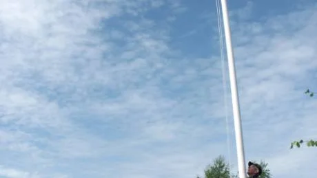 Flaggan hissas, av hemvärnsseniorerna Karl Nilsson och Ebbe Fransson, under Nationaldagsfirandet på Strandängarna i Kalix.
