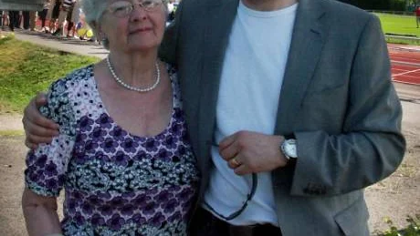 Peter Englund på snabbvisit i Boden. Här med mamma Gunborg Englund.