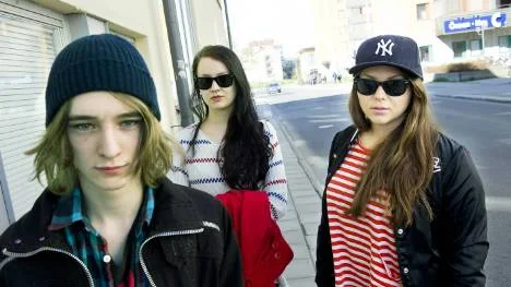 Samuel Zakrisson, Evelina Westerberg och Lisa Brun tycker att Luleå kommun lurat dem. De valde program och skulle få fördjupningskurer i foto och grafisk kommunikation. De får i stället ett hopkok av allt.FOTO: Kurt Engström