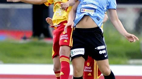 Spel på hög nivå. Marta och Emelie Lövgren i kamp om en höjdboll..