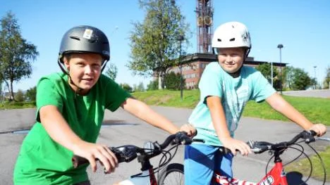 Emil och Elias Bergendahl Rönnqvist, firar extra långt sommarlov i Kiruna.Foto: hans sternlund