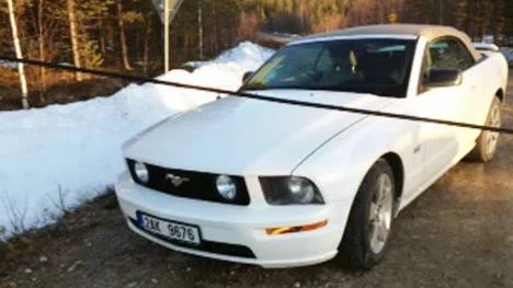 Genom publiceringen av bilden på Mustangens förare hoppas polisen att få tipssom lösser gåtan.Foto: polisenFOTO: PolisenFOTO: Polisen