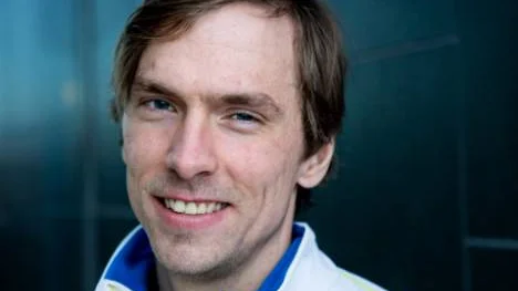 Packa pappas kappsäck. Johan Olsson har fått nya prioriteringar.