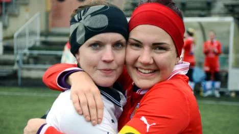 Kiruna FF inledde kvalet mot division I med att spela 0-0 mot Umedalen. Målvakten Maria Lindgren förtjänade en kram av lagkaptenen Hanna Johansson.FOTO: HANS STERNLUND