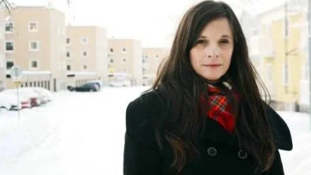 Filmaren Liselotte Wajstedt är tillbaka på mammas gata. Insikten om att hennes barndoms bostadsområde snart inte kommer att finnas kvar är en stark drivkraft bakom filmen Kiruna Rymdvägen som hon visar delar av i kväll.