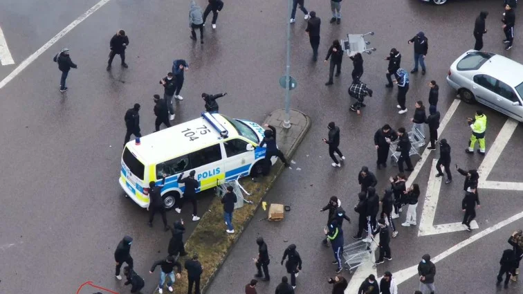 Polisen filmade delar av händelseförloppet i Skäggetorp på skärtorsdagen med hjälp av drönare. (Bilden är hämtad ur förundersökningen.)