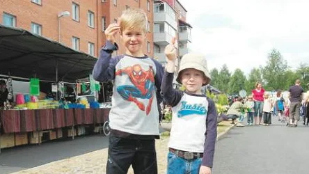 Godis är gott! Det tycker marknadsbesökarna Viktor Arespång, 7 år, och lillebror Markus, 3 år.