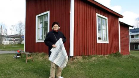Kärstin Granlund har besökt sin uppväxtstad Kiruna för att berätta om den lilla stugan bakom församlingshemmet. Hon har skänkt många saker till stugan, senast en matta.  FOTO: Alexander Linder