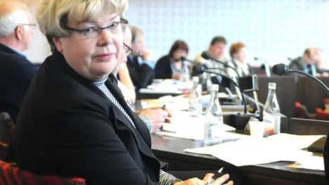 Eine Pirilä (C) vill inte att politikerna vänder ryggen till de nära 2000 Haparandabor som i en namninsamling kräver att badhuset är öppet för alla. FOTO: linda danhall
