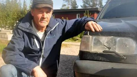 Anders Wallgren tycker arbetet med den nya vägbeläggningen längs sträckan Gällivare-Stenbron är ett riktigt misslyckande från Vägverkets sida. Ett av de tre stenskott han drabbats av, tog sönder framlyktan på hans Volvo.FOTO: Maria Ödalen
