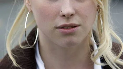 I åtta år har Marie Jakobsson jobbat inom äldreomsorgen i Luleå. "Vi ska jobba mer och mer och få mindre pengar", säger hon upprört.