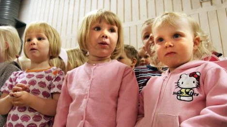 Förskolebarnen Lea Andersson, Maja Hegård och Sanna Isaksson sjunger Måttsundsvisan.