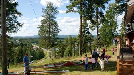 På Harads camping samlas 22 personer för att delta i veckans läger. Först på agendan står en minigolfturnering.