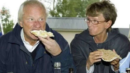 En symfoni av surströmming. Operasångaren Loa Falkman gästade premiären i Kallax tillsammans med bland andra Lena Dahlgren, direktör på Vägverket Region Norr. Foto: Göran Ström