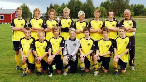 P 14-laget från Svartbjörnsbyns IF, som i helgen spelar Lilla VM-slutspel. Bakre raden fr v: Niklas Tano, Gustav Engfors, Jens Eriksson, Viktor Åström, Simon Thunholm, Robin Silverplats, Viktor Nordqvist, Ove Eriksson, tränare. Främe raden fr v: Linus Wernersson, Jesper Olofsson, Filip Lantz, Andreas Karlsson, Robert Boman, Daniel Eriksson, Viktor Lind-Winroth. Saknas: Jonas Norberg, Isak Broström, Markus Jakobsen.
