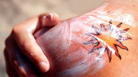 Om du har tatueringar är det viktigt att smörja in dem ordentligt annars bleks de i solen.