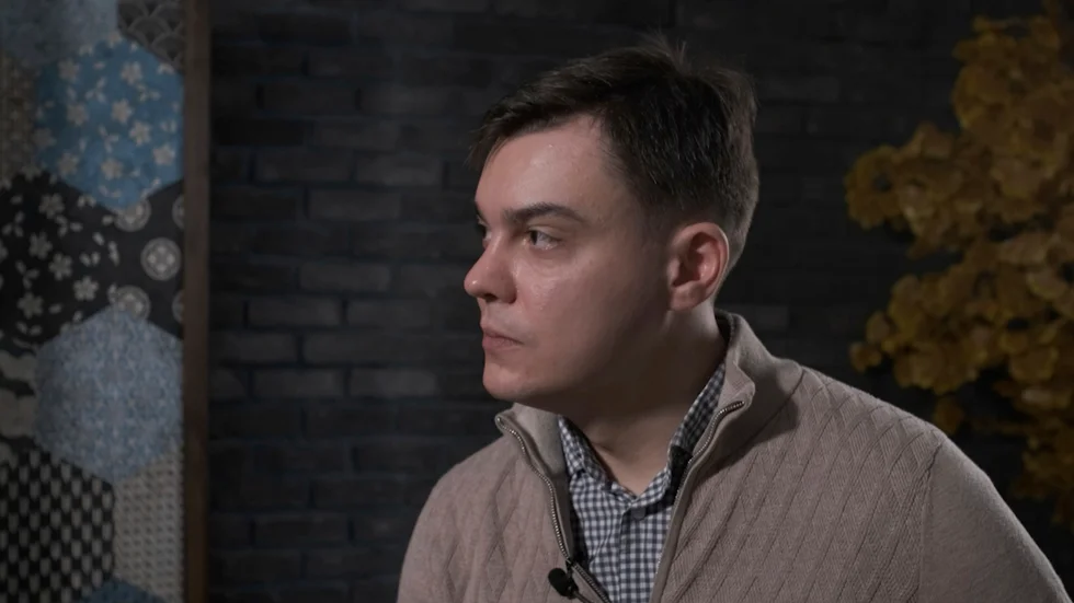 Den ryske avhopparen Gleb Karakulov under en intervju med Dossier Center i Turkiet i december.