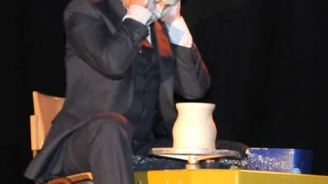 Numret "The Performance potter", bjöd på en man i kostym som drejade och senare spikade upp bananskal på en svart tavla.