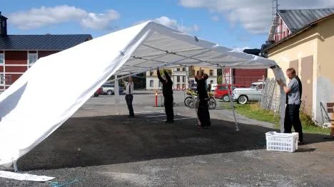 Ytterligare ett tält reses inför lördagens retrofestival på gamla A8-området.