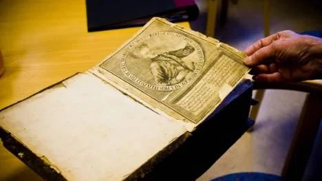 I Rutviks byaarkivs ägo finns också Karl XII:s bibel från cirka 1739. "Asta Svensson, som var halt, brukade stödja foten på den i matsalsrummet" berättar Eivor Nordqvist.