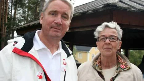 Landstingsråden Kent Ögren (S) och Monica Carlsson (V) hoppas att de privata upphandlingarna stoppas genom maktskifte. " Vi hoppas att Övertorneåborna ska vakna upp och att de ska gå och rösta", säger Kent Ögren. FOTO: Kirsi Poikela