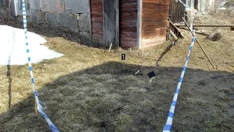 Det omtalade hålet i ladugården. Den nya rekonstruktionen förstärker den som gjordes 2004. Bara Kaj Linna var smal nog för att ta sig igenom hålet. Till vänster Jörgen Almblads utlåtande som NSD tagit del av.foto: bengt-åke persson