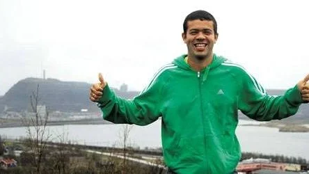 ” Du har väl hört talas om Jesusstatyn ovanför Rio de Janeiro?” säger Diego Valviesse och sträcker ut armarna. Innan han blev fotskadad öste han in mål för Kiruna FF. Hans mål är att hjälpa Kiruna upp till division två.