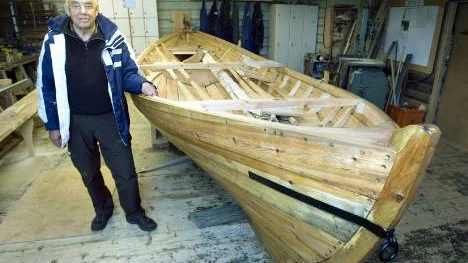 Tore Sandström, Piteå båtmuseum, med skötbåten av 1800-talsmodell, som byggts under tre vintrar av studiecirkeldeltagare och visas för Piteåborna på lördag. "Båtbyggare är ett utdöende släkte", säger han vars morfar både var båtbyggare och fiskare. FOTO: Kurt Engström