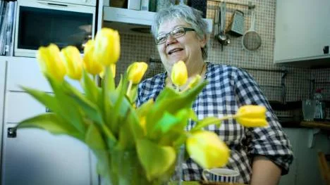 Lena Sköld berättar om sin hund Zoega och katten Jeppe medan hon dukar fram zoegakaffe, sillmackor och windsorkaka i sitt kök. "På födelsedagen vill jag dricka rosa champagne", säger hon. FOTO: Kurt Engström