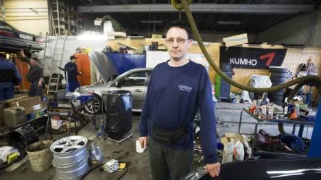 Gert-Ove Henriksson jobbar på Storhedens bil och service. För det drar han in åtta kronor i timmen, en summa han fått de senaste 15 åren.FOTO: Pär Bäckström